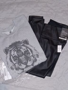 GAP Womens Black Leggings & Gray Gildan Tiger Sweatshirt!! & Free Crossbody!!